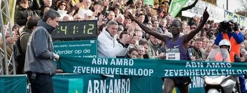 Komon bat le record du monde du 15 km sur route