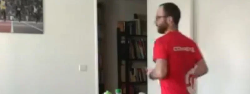 Il court un marathon ... dans son salon (version française)
