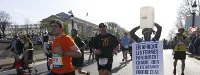 Marathon de Paris : Une Gambienne prend le départ en marchant, un bidon d'eau sur la tête