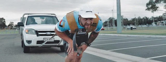 Un australien court un marathon en tirant un camion de 1,6 tonne